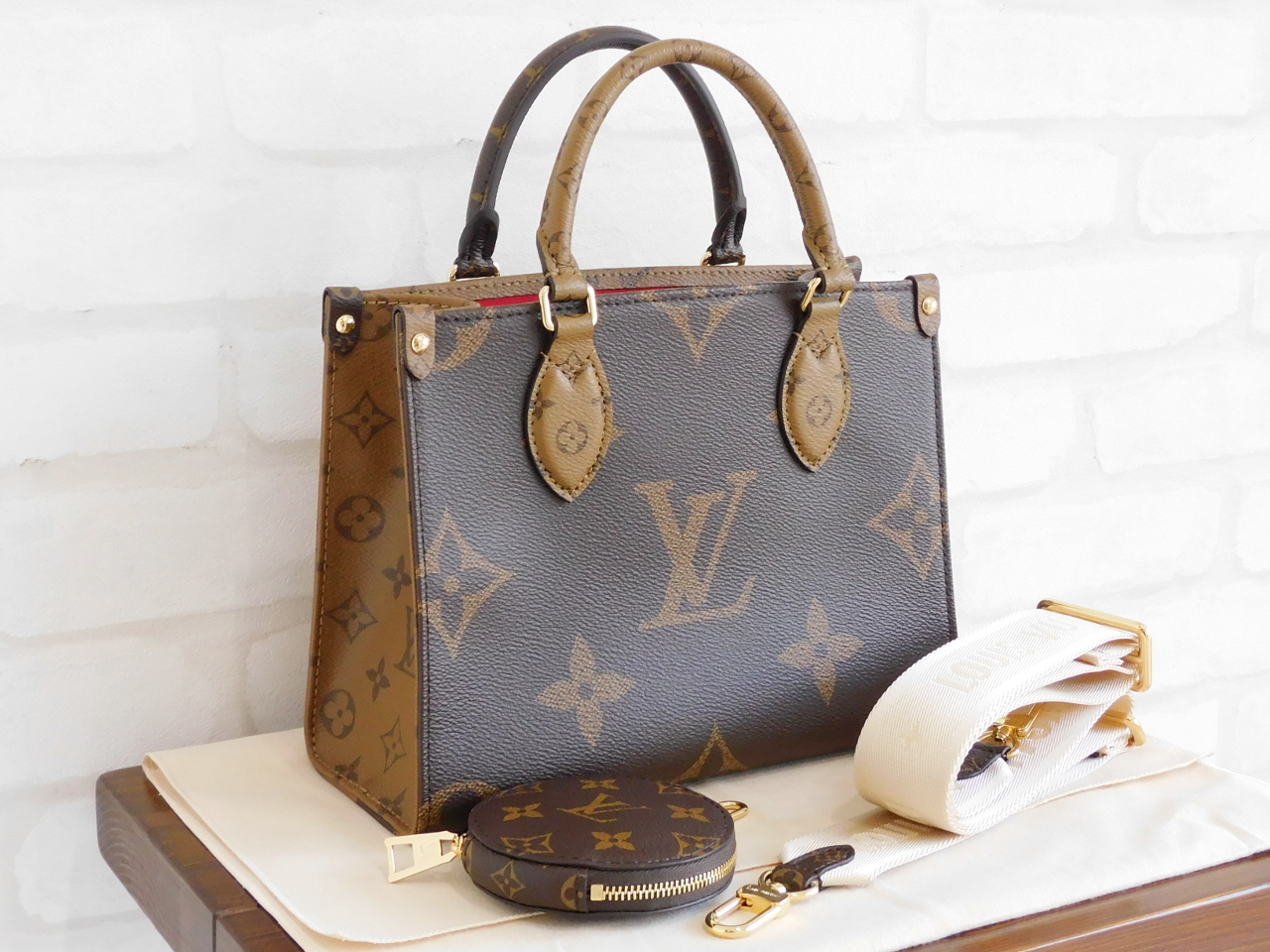 LOUIS VUITTON ルイ・ヴィトン/オンザゴーMM/モグラムリバース/M45321/RFI****/ABランク/93 オンザゴー MM モノグラム・アンプラント｜ルイ・ヴィトン 公式サイト
