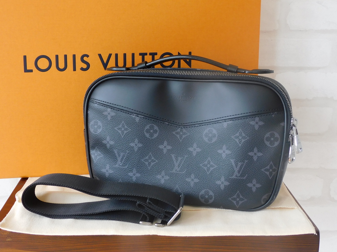 LOUIS VUITTON】ルイヴィトン『モノグラム エクリプス バムバッグ  
