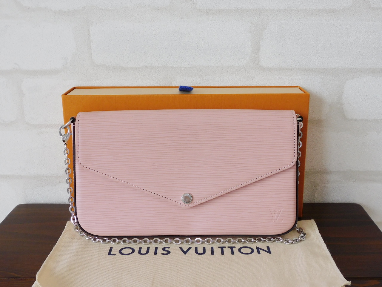 ルイヴィトン エピ ポシェット・フェリシー ローズバレリーヌ M62467の  