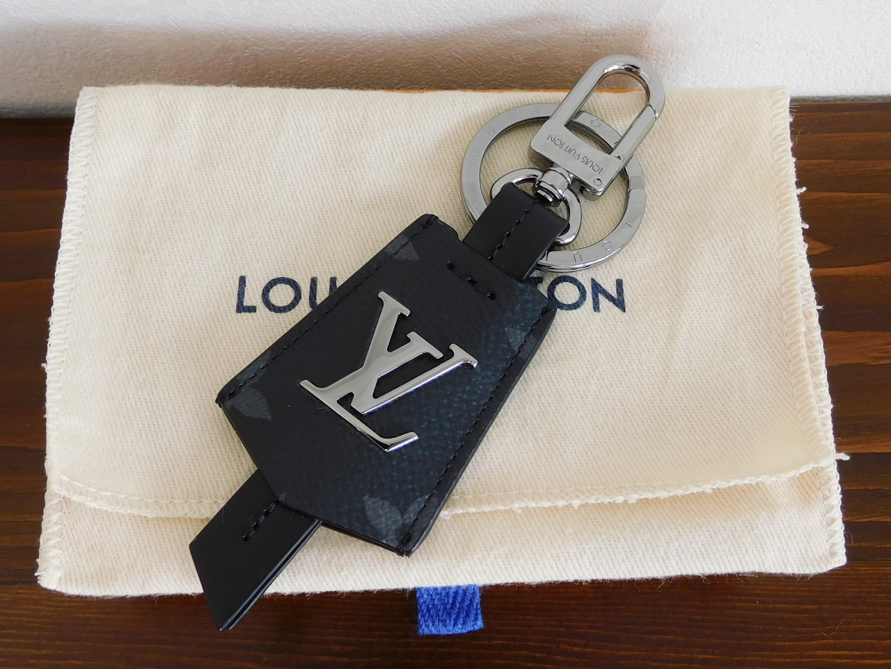 Louis Vuitton MONOGRAM Lv cloches-cles bag charm and key holder (M63620)