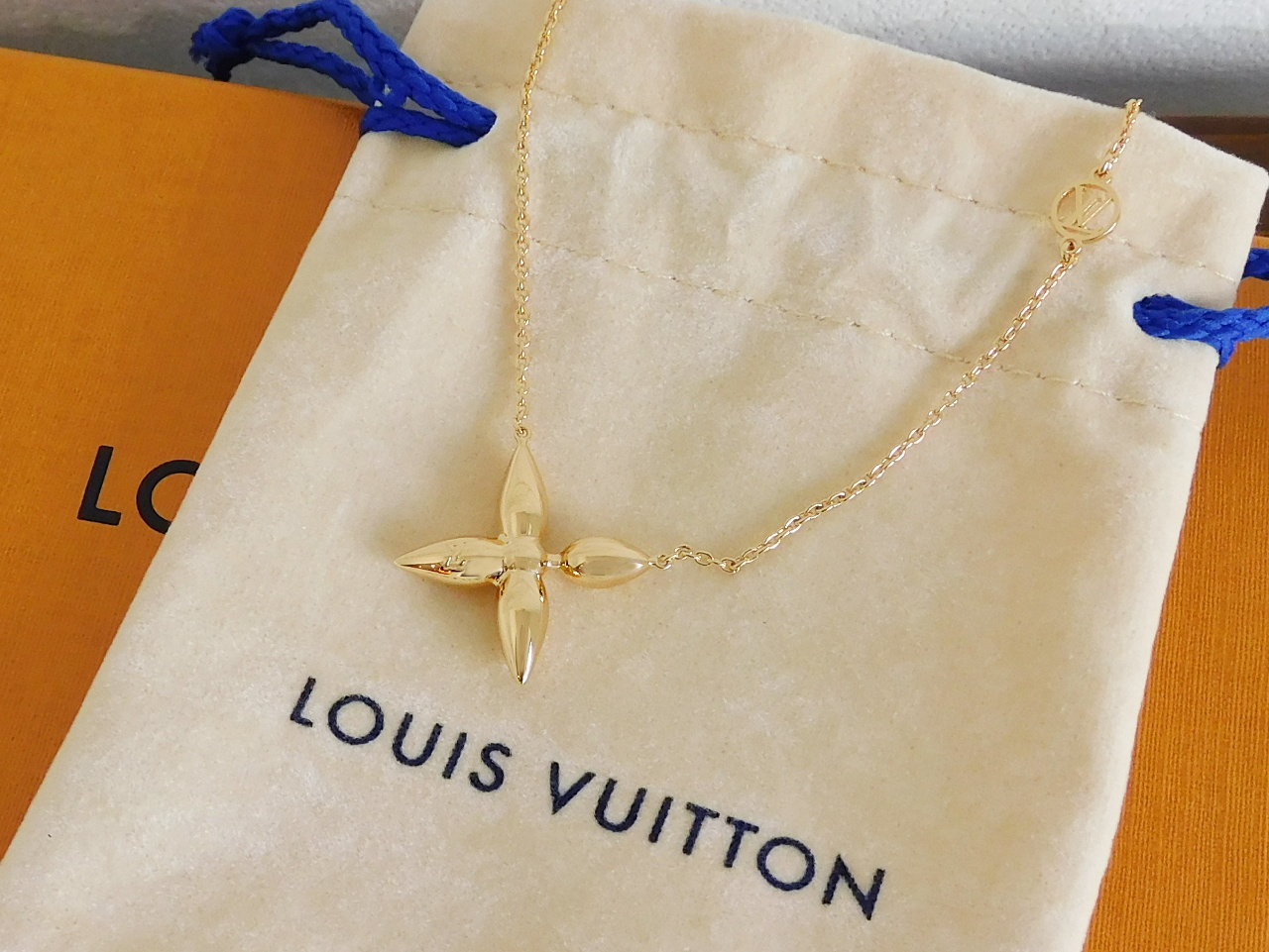 Shop Louis Vuitton Louisette necklace (M00365) by OceanPalace