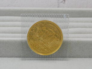 昭和61年 天皇陛下御在位60年記念 10万円金貨 (表)