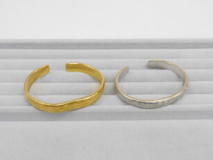 K24バングル(左)と、プラチナ1000バングル(右)