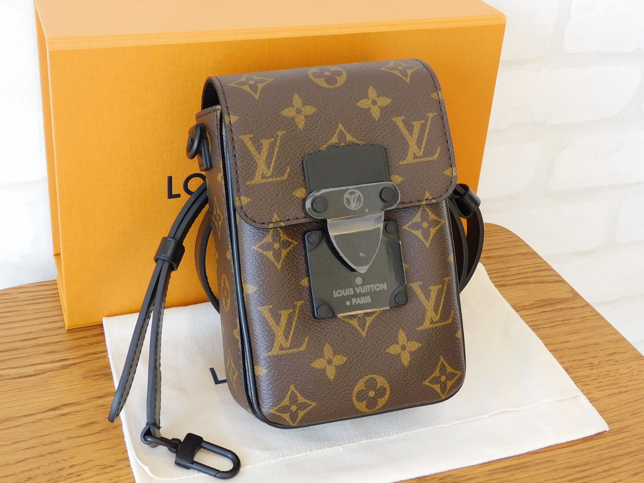 ルイヴィトン Sロックヴェルティカル・ウェアラブルウォレット M81522  