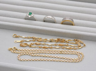 K18ネックレスやPt900エメラルドリングなど