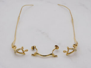 K18メガネフレーム。レンズなどを外して重さを測ります。