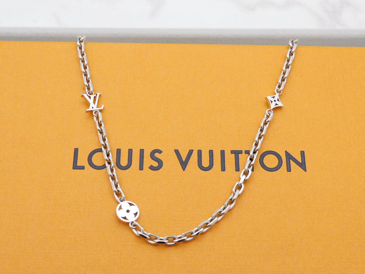 ルイヴィトン チェーンLVユアーズ M02739