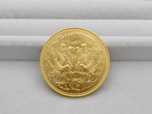 『天皇陛下御在位60年記念 10万円金貨 昭和61年 表面』