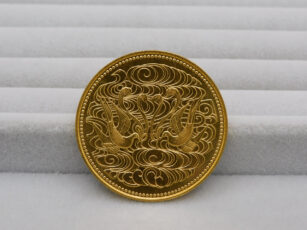 天皇陛下御在位60年記念 10万円金貨 昭和61年 表面