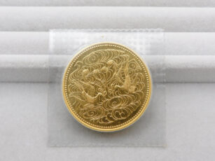 天皇陛下御在位60年記念 10万円金貨 昭和61年 表面