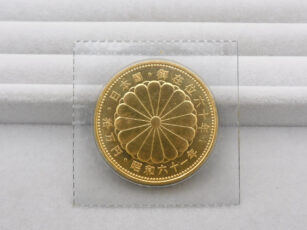 『天皇陛下御在位60年記念 10万円金貨 昭和61年 裏面』