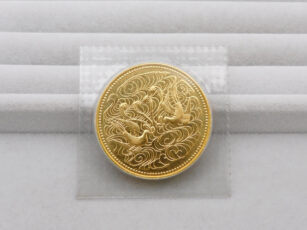 天皇陛下御在位60年記念 10万円金貨 表面