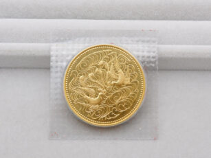 天皇陛下御在位60年記念 10万円金貨 表面