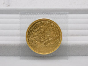 天皇陛下御在位60年記念 10万円金貨 表面