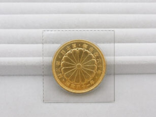 天皇陛下御在位60年記念 10万円金貨 裏面