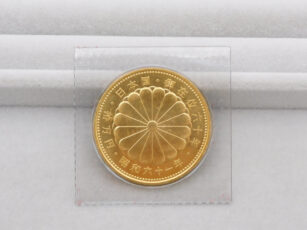 『天皇陛下御在位60年記念 10万円金貨 昭和61年 裏面』