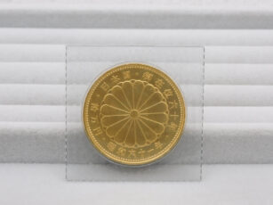 天皇陛下御在位60年記念 10万円金貨 裏面